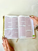 Bíblia Média Lírio em Linho + placa pequena + Cartela de índice