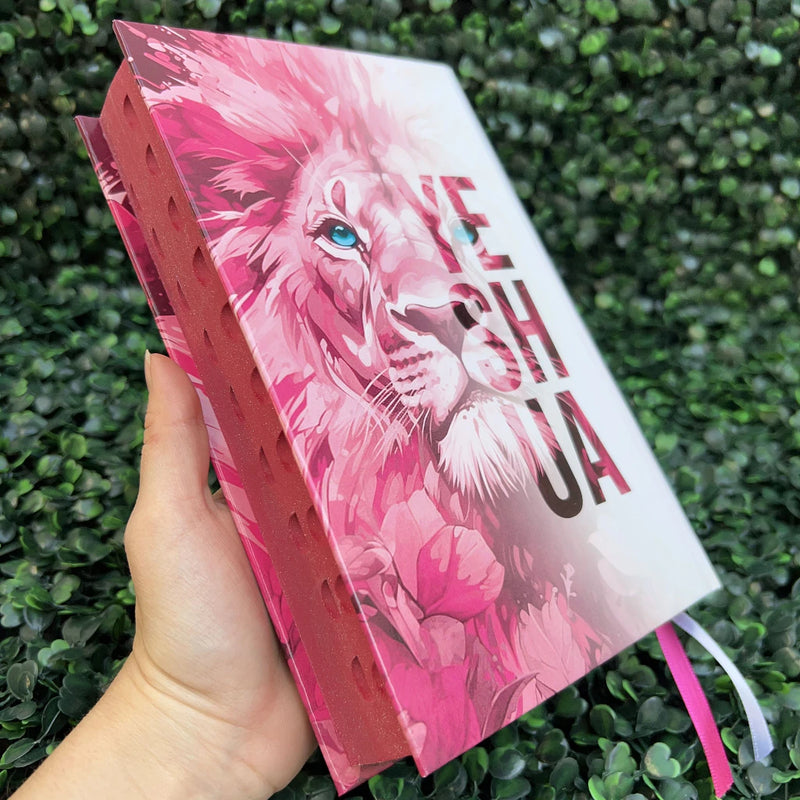 Bíblia Sagrada Feminina Leão Yeshua (Jesus) Rosa Com Harpa e Índice