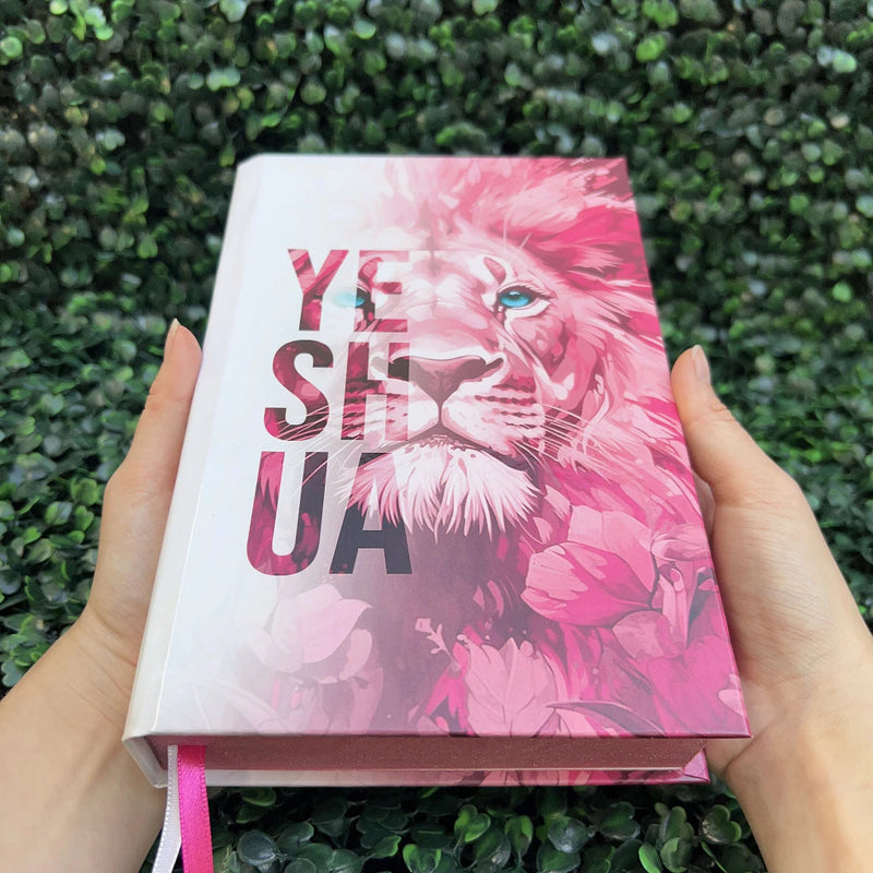Bíblia Sagrada Feminina Leão Yeshua (Jesus) Rosa Com Harpa e Índice