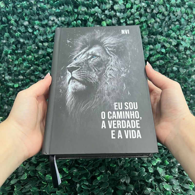 Bíblia Sagrada NVI Masculina Leão Preta Letra Média Evangélica Capa Dura Índice